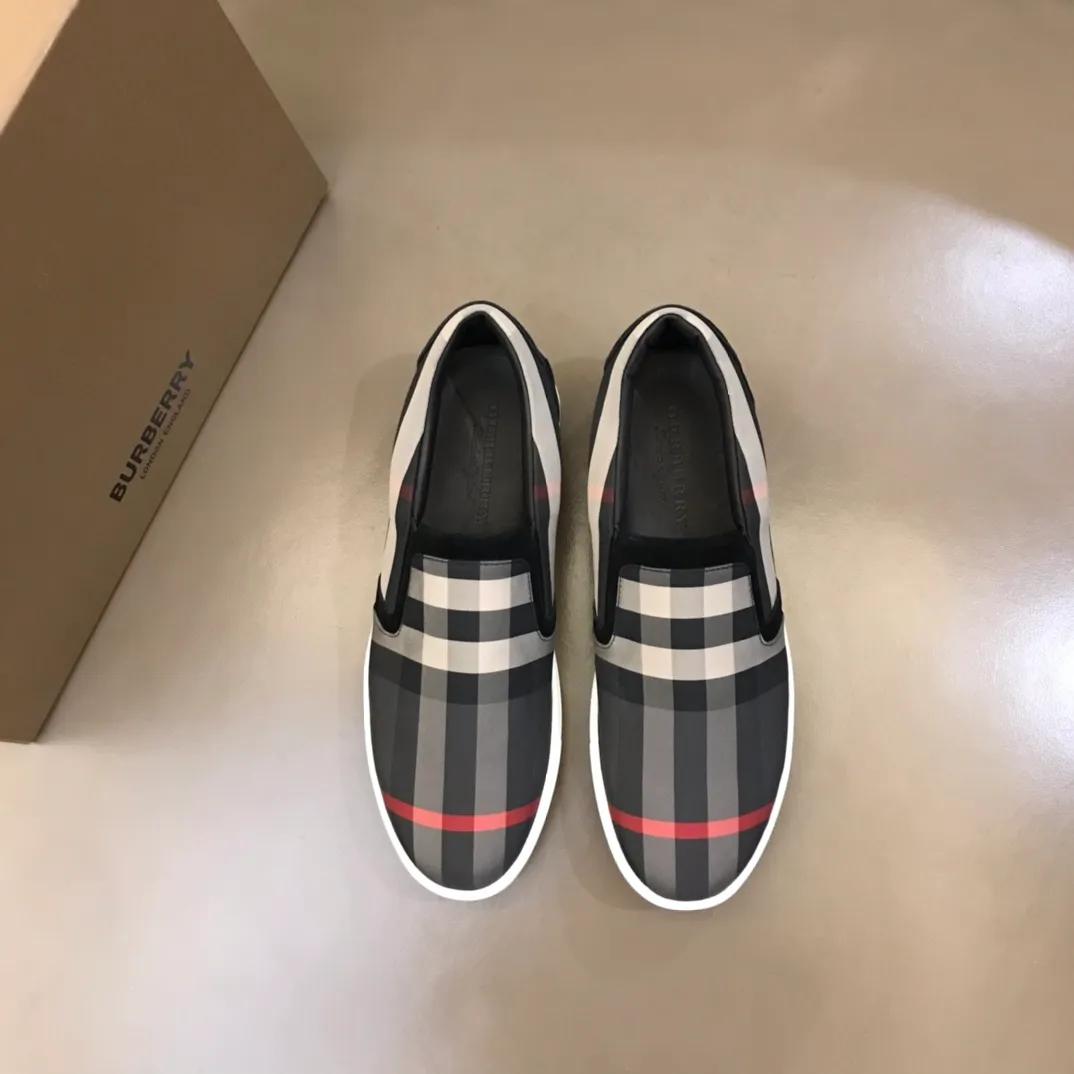 p340 "BURBERR*" men's classic low-top sneakers are reinterpreted in Vintage checkered cotton and matte calfskin, decorated with a new brand logo. First-layer sheepskin lining, embossed Burberry logo on the heel, and original TPU outsole! Size: 38-44